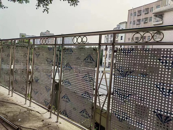 怎樣避免焊接不銹鋼立柱護欄時變形？