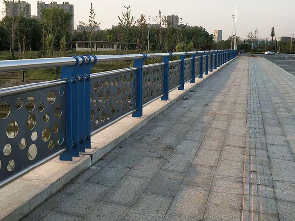 喜師傅講述市政道路護(hù)欄的特色及用途